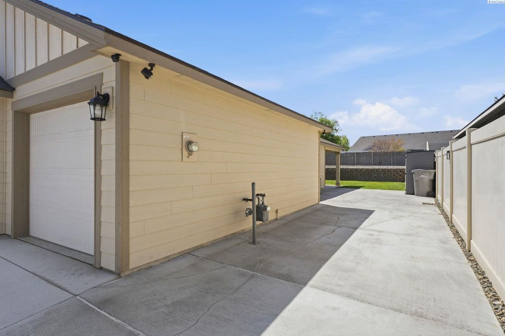 Photo of 3264 S Quincy St, Kennewick, WA 99337 (MLS # 292607)