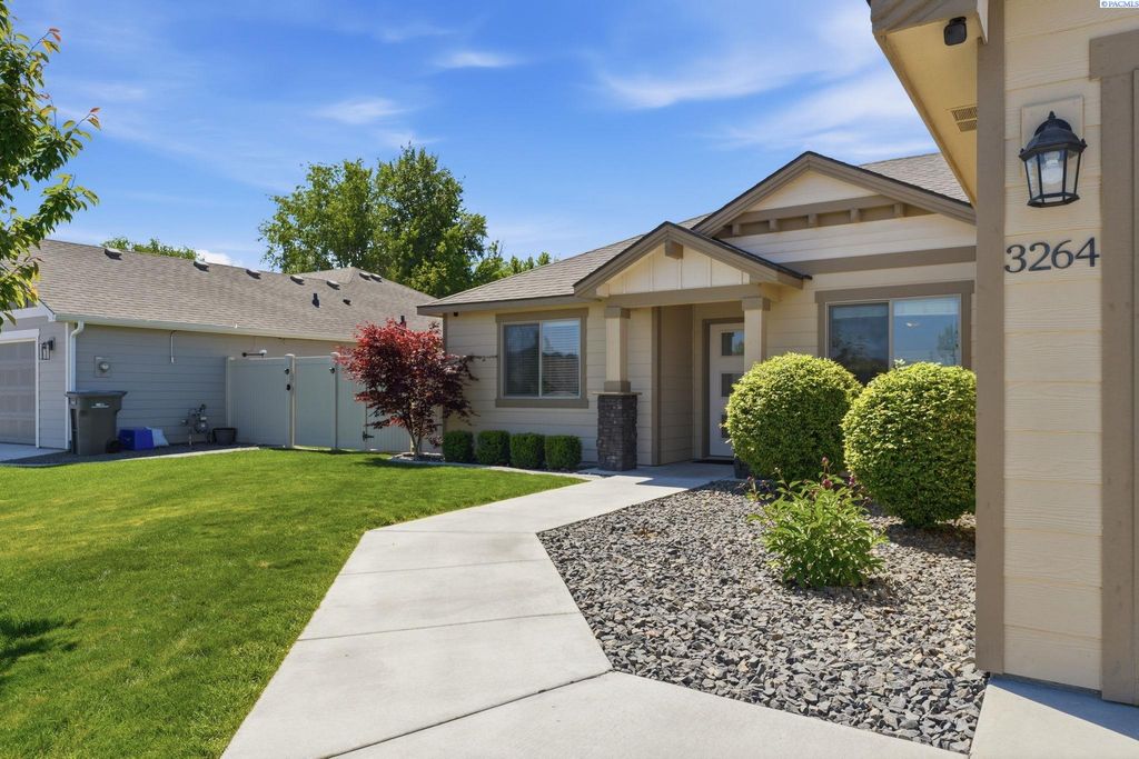 Photo of 3264 S Quincy St, Kennewick, WA 99337 (MLS # 292607)