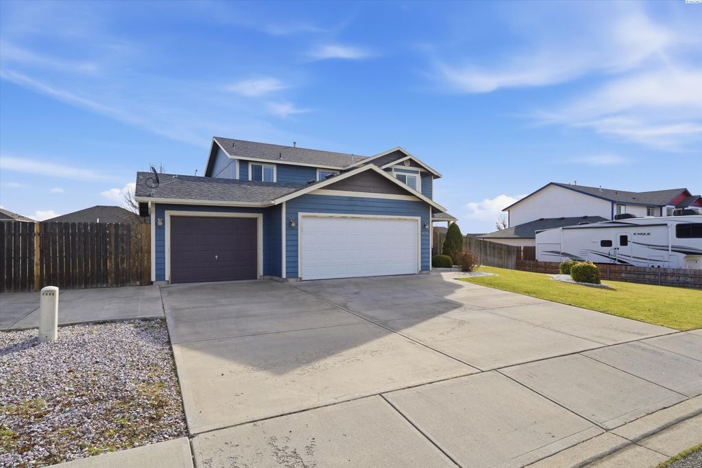 Photo of 4235 Galway Ln, Pasco, WA 99301 (MLS # 291042)