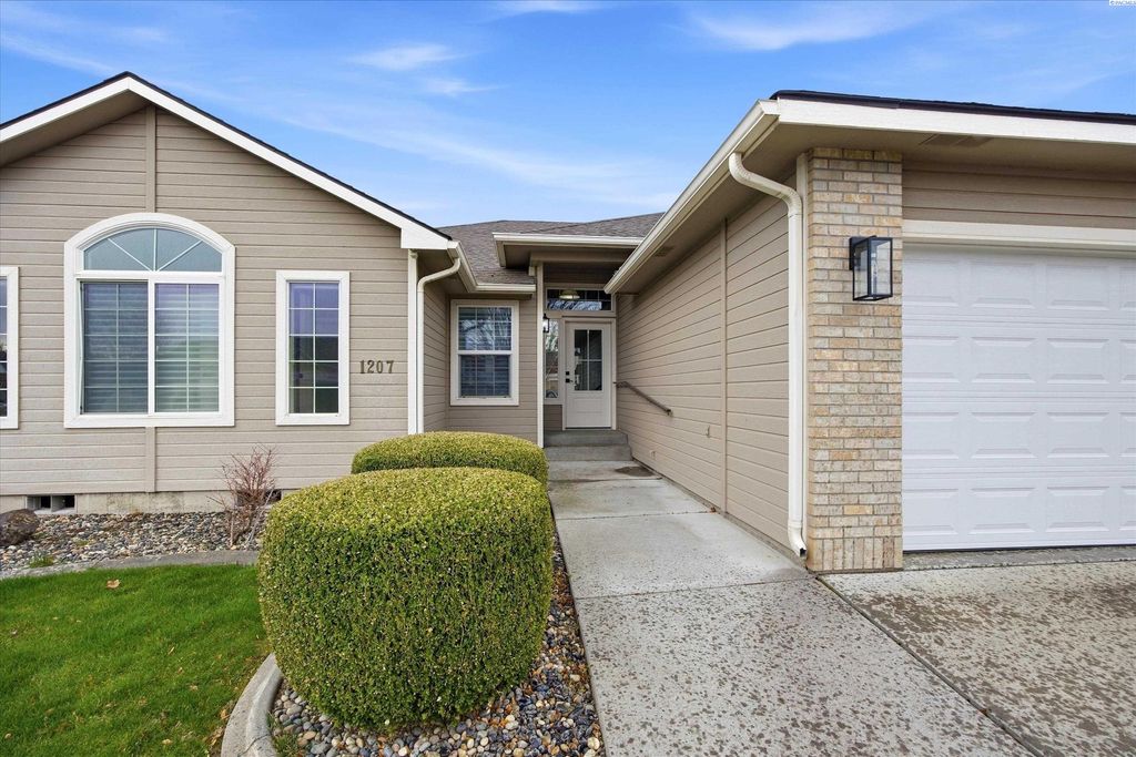 Photo of 1207 S Jefferson Street, Kennewick, WA 99338 (MLS # 291258)