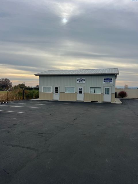 Photo of 6908 W Argent Rd #D, Pasco, WA 99301 (MLS # 289013)