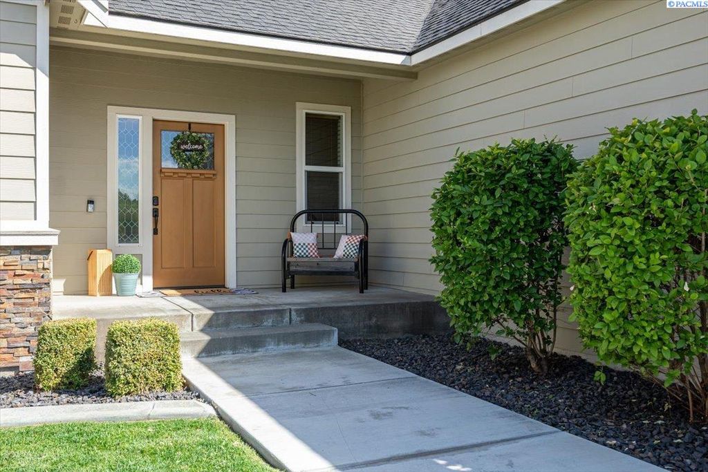 Photo of 1150 N Montana St, Kennewick, WA 99336 (MLS # 290103)