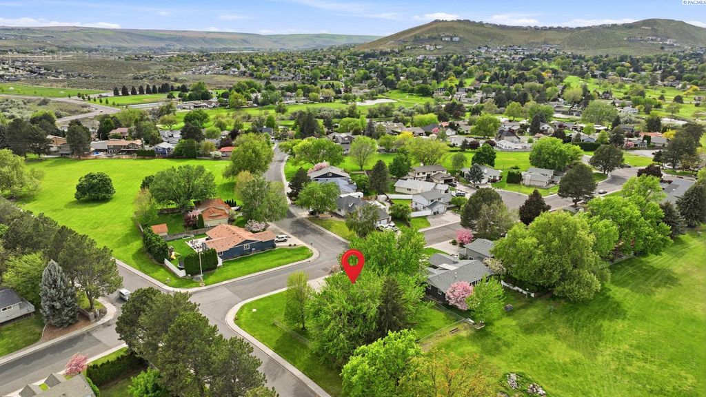 Photo of 500 Meadows Drive South Dr, Richland, WA 99352 (MLS # 292546)