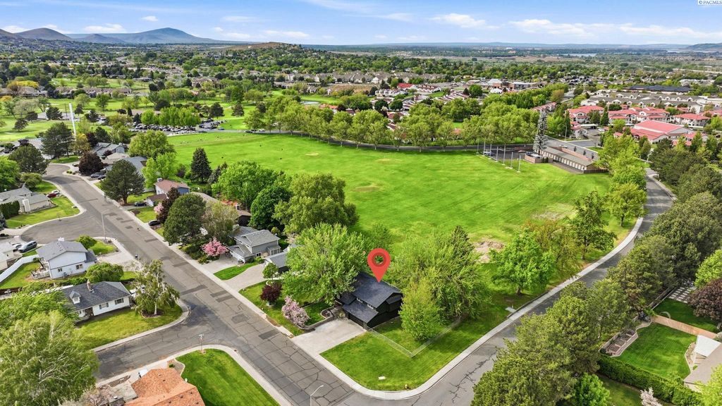 Photo of 500 Meadows Drive South Dr, Richland, WA 99352 (MLS # 292546)