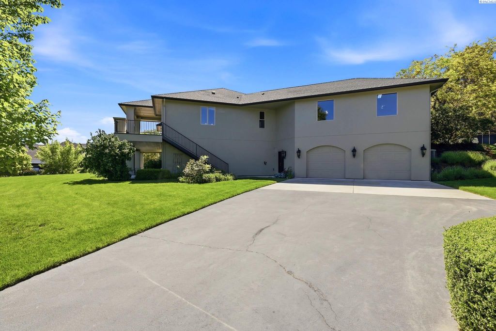 Photo of 1021 Country Ct, Richland, WA 99352 (MLS # 293008)