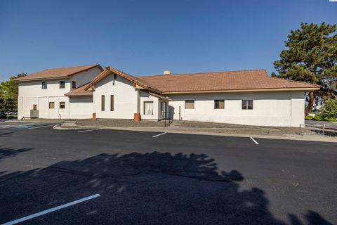 Photo of 829 Goethals Dr #B, Richland, WA 99352 (MLS # 289114)