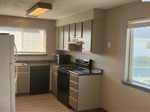 Photo of 4203 W Kennewick Ave., #14 Ave, Kennewick, WA 99336 (MLS # 289990)