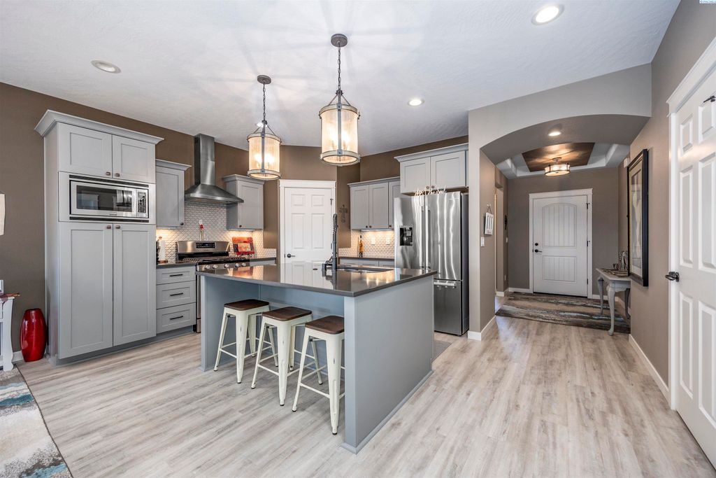 Photo of 2713 Torrey Pines Way, Richland, WA 99352 (MLS # 291017)