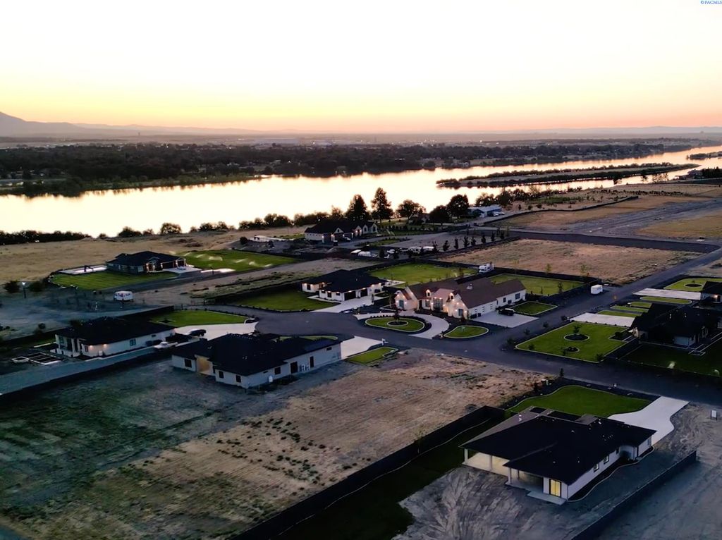 Photo of 11804 Cordon Crest Court, Pasco, WA 99301 (MLS # 287894)