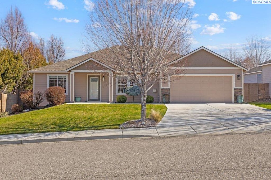 Photo of 1803 S Irving Pl, Kennewick, WA 99338 (MLS # 290930)