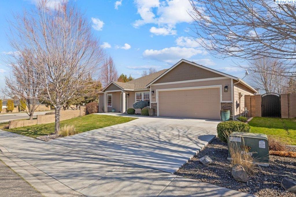 Photo of 1803 S Irving Pl, Kennewick, WA 99338 (MLS # 290930)