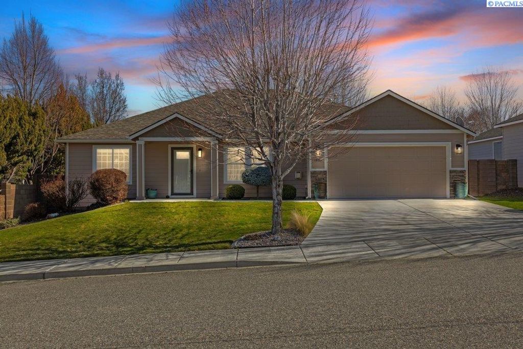 Photo of 1803 S Irving Pl, Kennewick, WA 99338 (MLS # 290930)