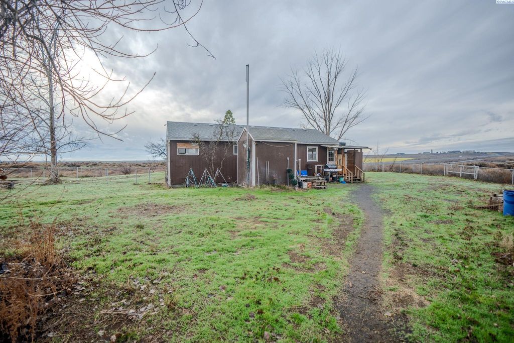 Photo of 1636 N Frontage Rd, Moses Lake, WA 98837 (MLS # 289537)
