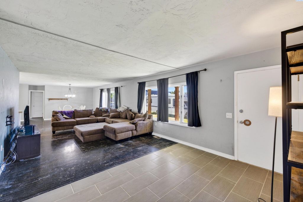 Photo of 1422 Thayer Dr, Richland, WA 99354 (MLS # 292962)