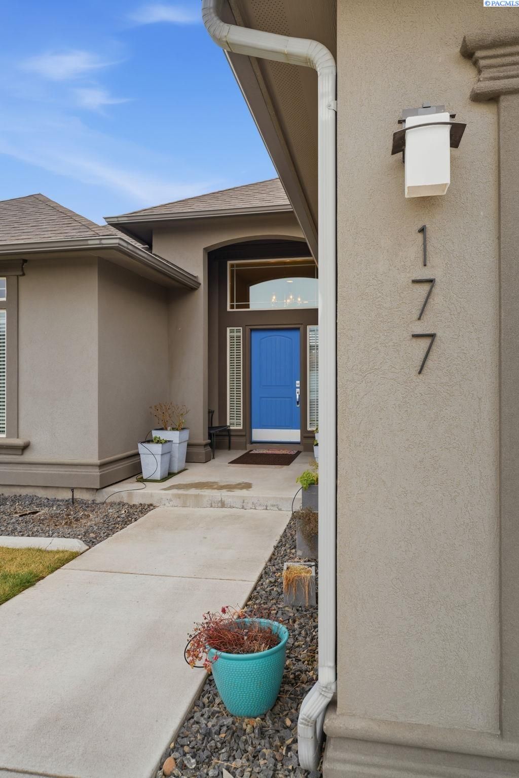 Photo of 177 Mata Rd, Richland, WA 99352 (MLS # 289699)