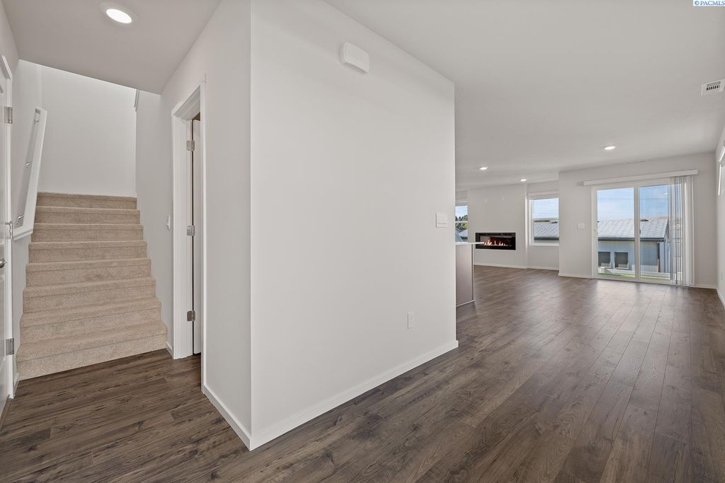 Photo of 915 S Zeelar Street, Kennewick, WA 99336 (MLS # 289182)