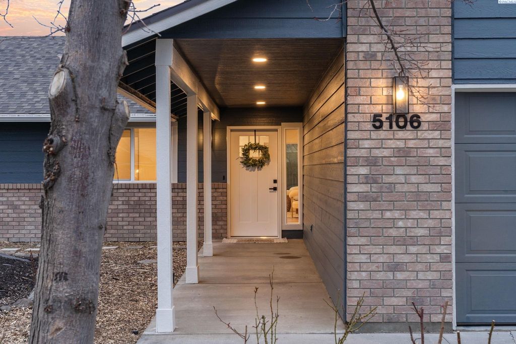 Photo of 5106 Holly Way, West Richland, WA 99353 (MLS # 290016)