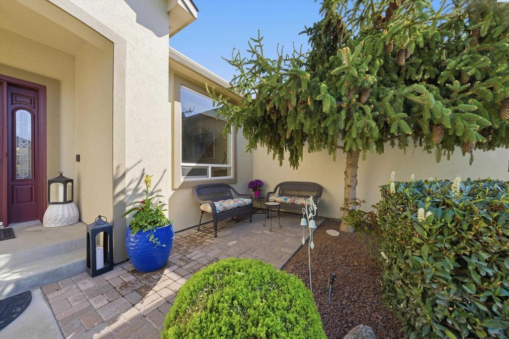 Photo of 466 Golden Dr, Richland, WA 99352 (MLS # 292234)