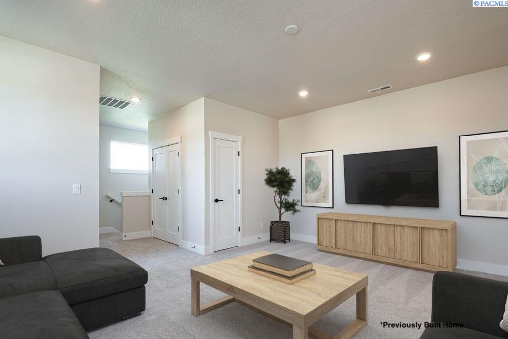 Photo of 2957 Vistara Way, Richland, WA 99354 (MLS # 291068)