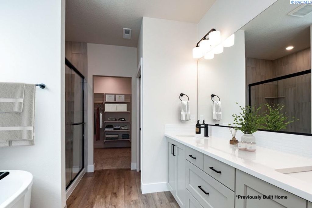 Photo of 2957 Vistara Way, Richland, WA 99354 (MLS # 291068)