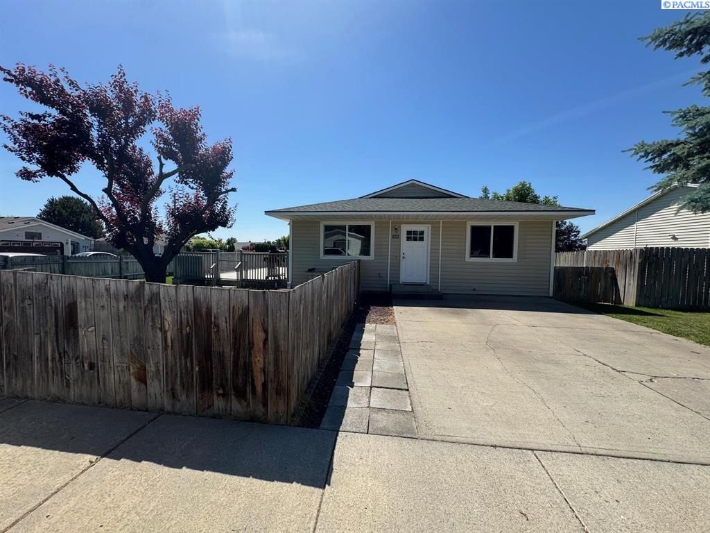 Photo of 866 Ismo Loop, Sunnyside, WA 98944 (MLS # 287553)