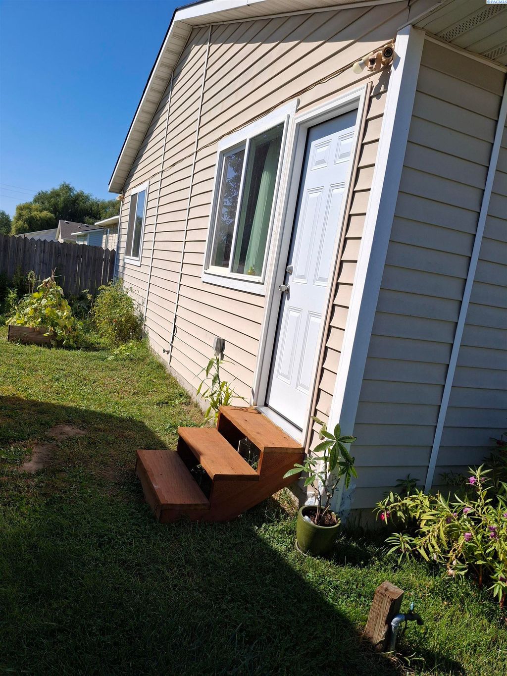 Photo of 866 Ismo Loop, Sunnyside, WA 98944 (MLS # 287553)