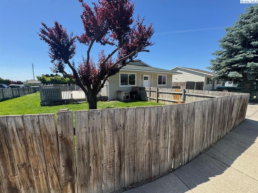Photo of 866 Ismo Loop, Sunnyside, WA 98944 (MLS # 287553)