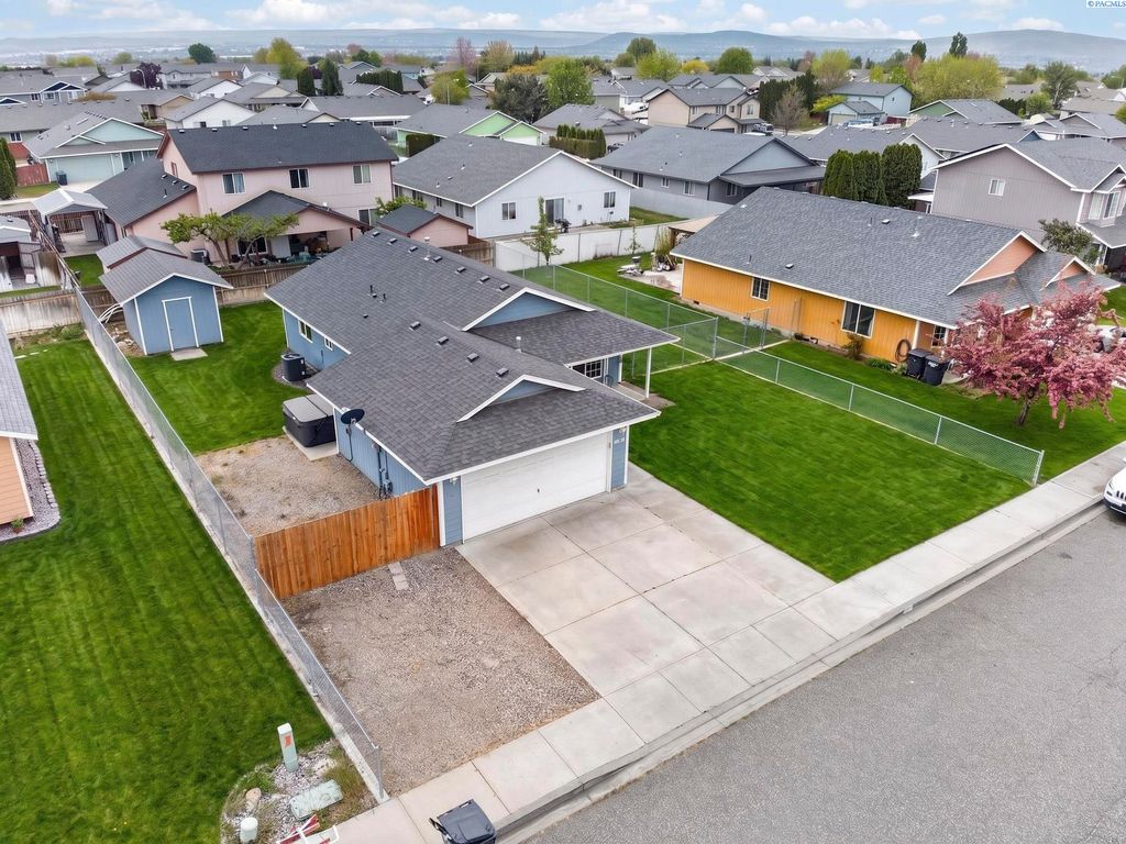 Photo of 8212 Whidbey Dr, Pasco, WA 99301 (MLS # 292319)