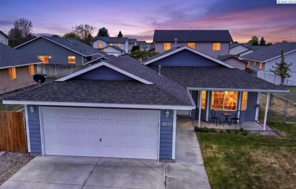 Photo of 8212 Whidbey Dr, Pasco, WA 99301 (MLS # 292319)
