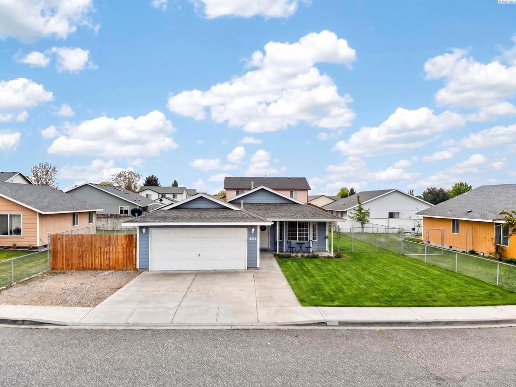 Photo of 8212 Whidbey Dr, Pasco, WA 99301 (MLS # 292319)