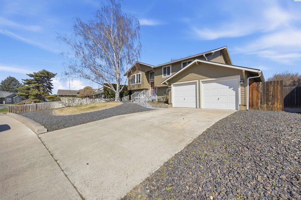 Photo of 9006 W Falls Ave, Kennewick, WA 99336 (MLS # 291435)