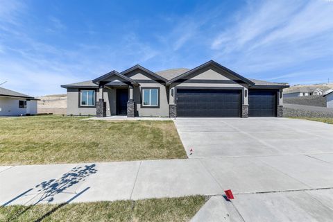 Photo of 6198 W 30th Pl, Kennewick, WA 99338 (MLS # 289350)
