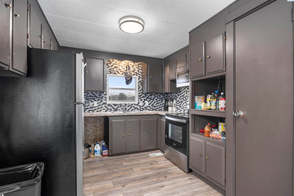 Photo of 925 N Elm Ave, Pasco, WA 99301 (MLS # 289452)