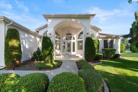 Photo of 4 Dahlia Ct, Pasco, WA 99301 (MLS # 288164)