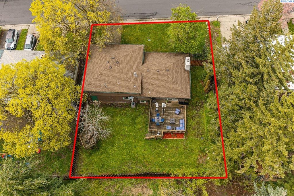 Photo of 535 NW Darrow St, Pullman, WA 99163 (MLS # 292111)