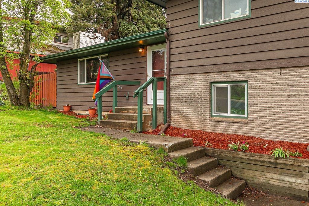 Photo of 535 NW Darrow St, Pullman, WA 99163 (MLS # 292111)