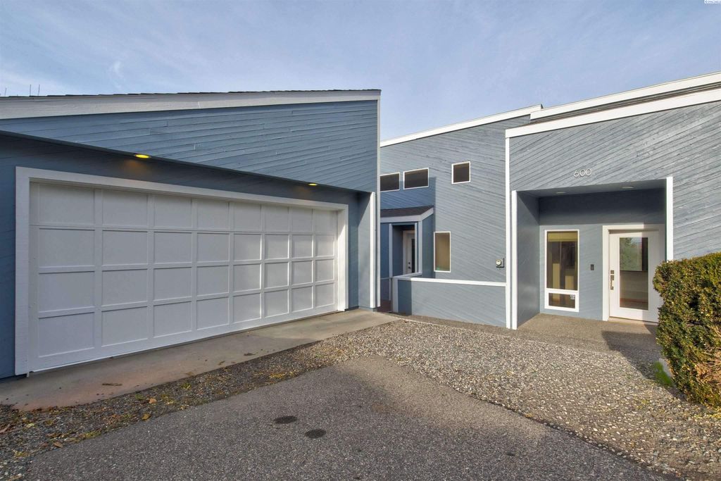 Photo of 600 W 26th Pl, Kennewick, WA 99337 (MLS # 290874)