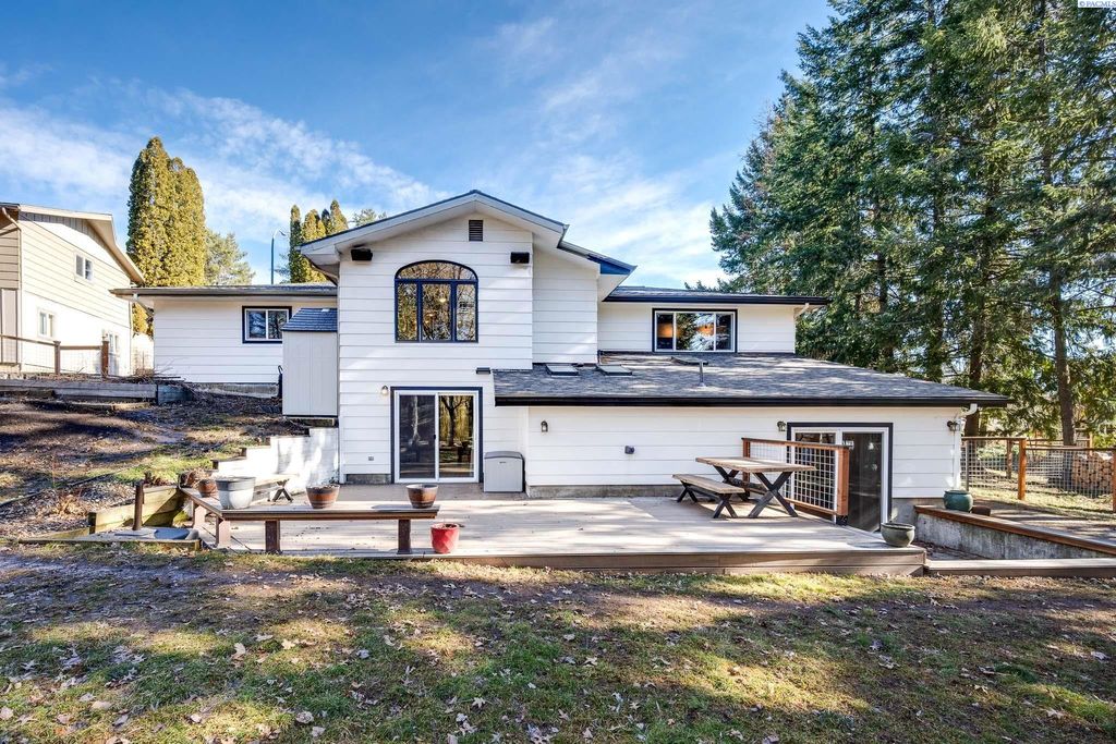 Photo of 1015 SW Monta Vista Circle, Pullman, WA 99163 (MLS # 287284)