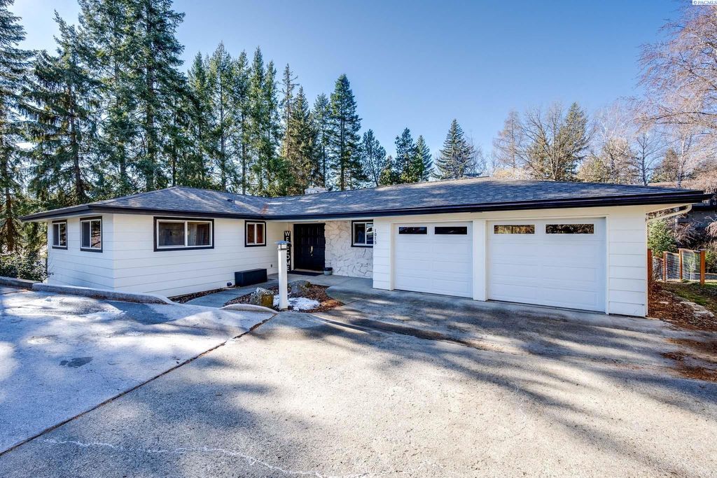 Photo of 1015 SW Monta Vista Circle, Pullman, WA 99163 (MLS # 287284)