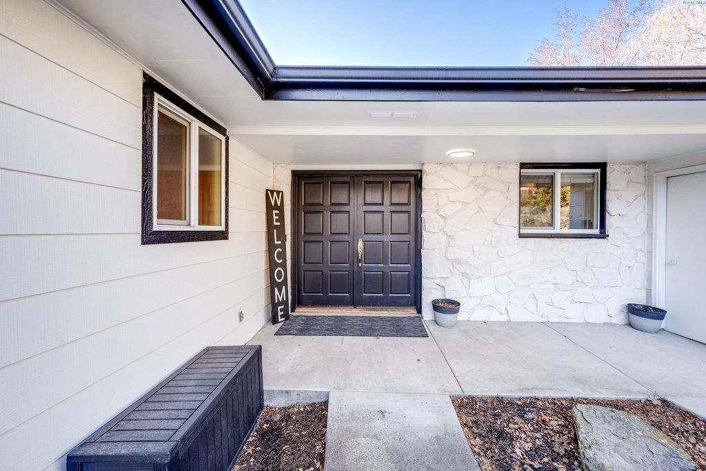 Photo of 1015 SW Monta Vista Circle, Pullman, WA 99163 (MLS # 287284)