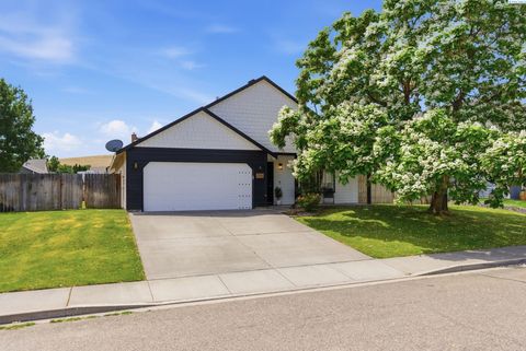 Photo of 1705 W 33rd Ave, Kennewick, WA 99337 (MLS # 293605)