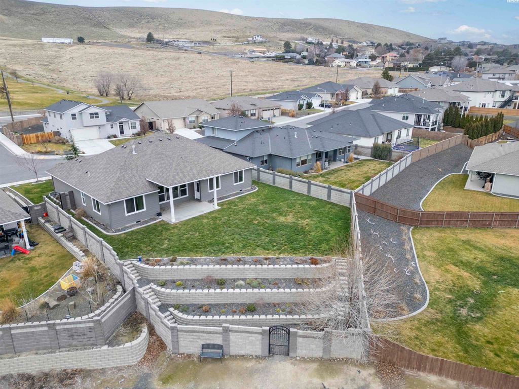 Photo of 2604 W 44th Place, Kennewick, WA 99337 (MLS # 290030)