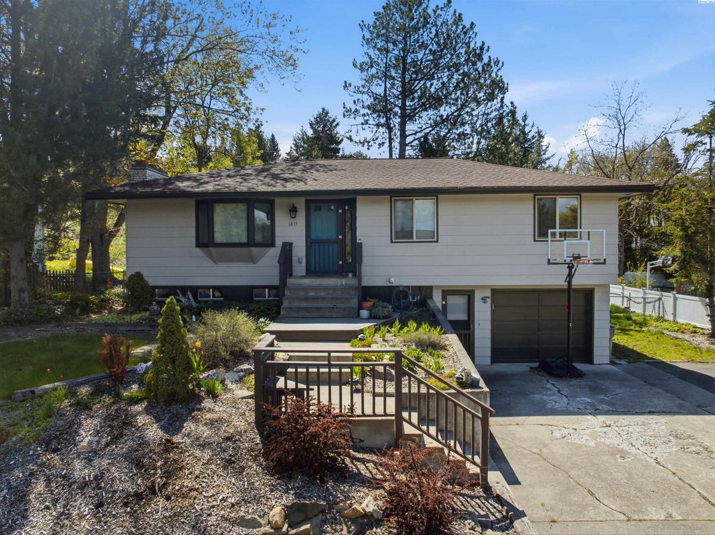 Photo of 1835 NW Turner Dr, Pullman, WA 99163 (MLS # 289343)