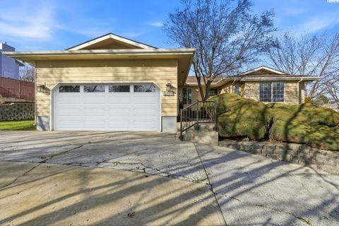 Photo of 4501 Hilltop Dr, Pasco, WA 99301 (MLS # 290632)