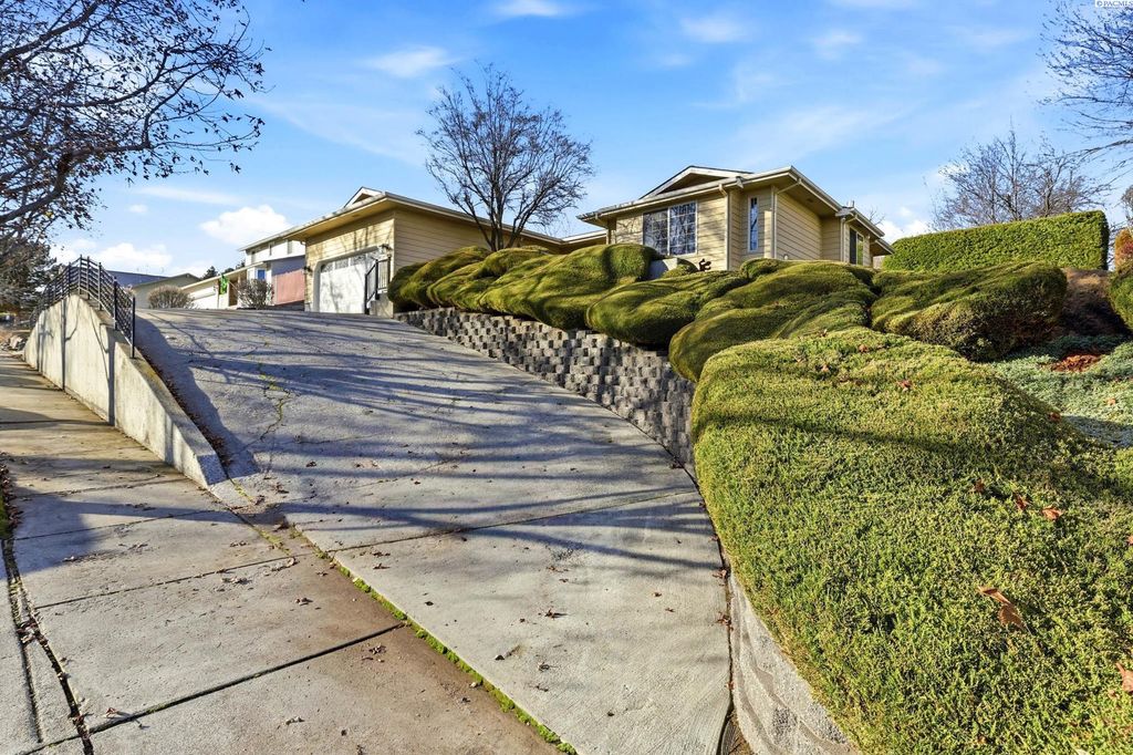 Photo of 4501 Hilltop Dr, Pasco, WA 99301 (MLS # 290632)