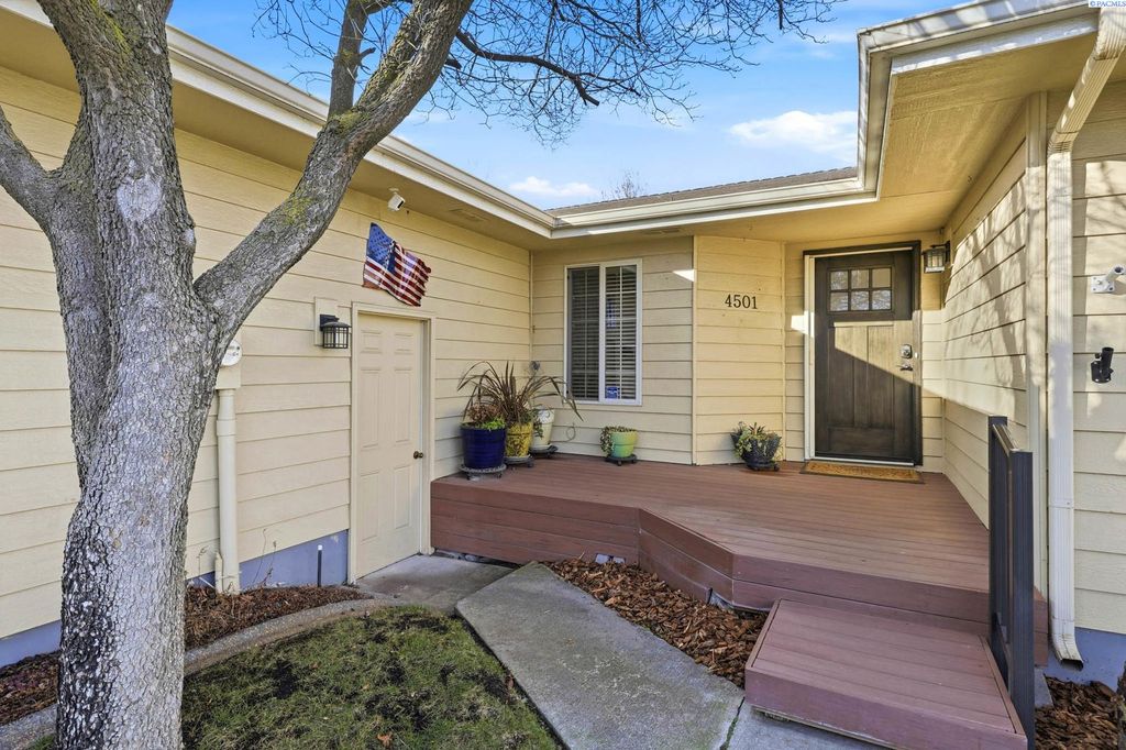 Photo of 4501 Hilltop Dr, Pasco, WA 99301 (MLS # 290632)