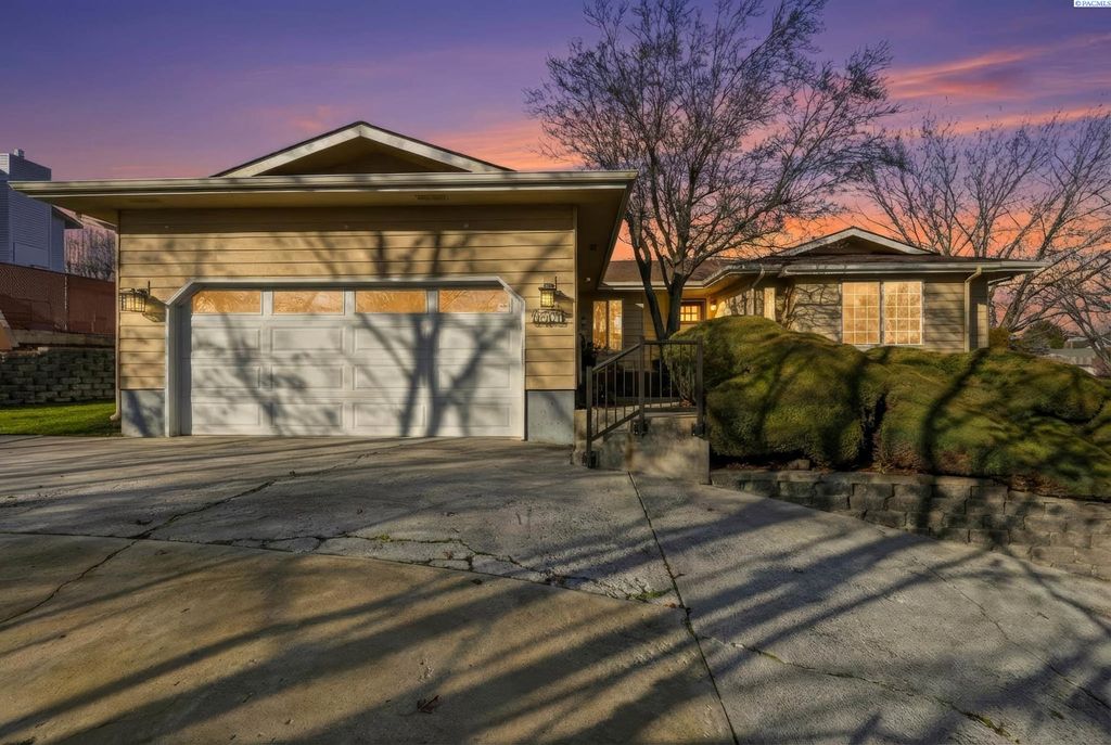 Photo of 4501 Hilltop Dr, Pasco, WA 99301 (MLS # 290632)