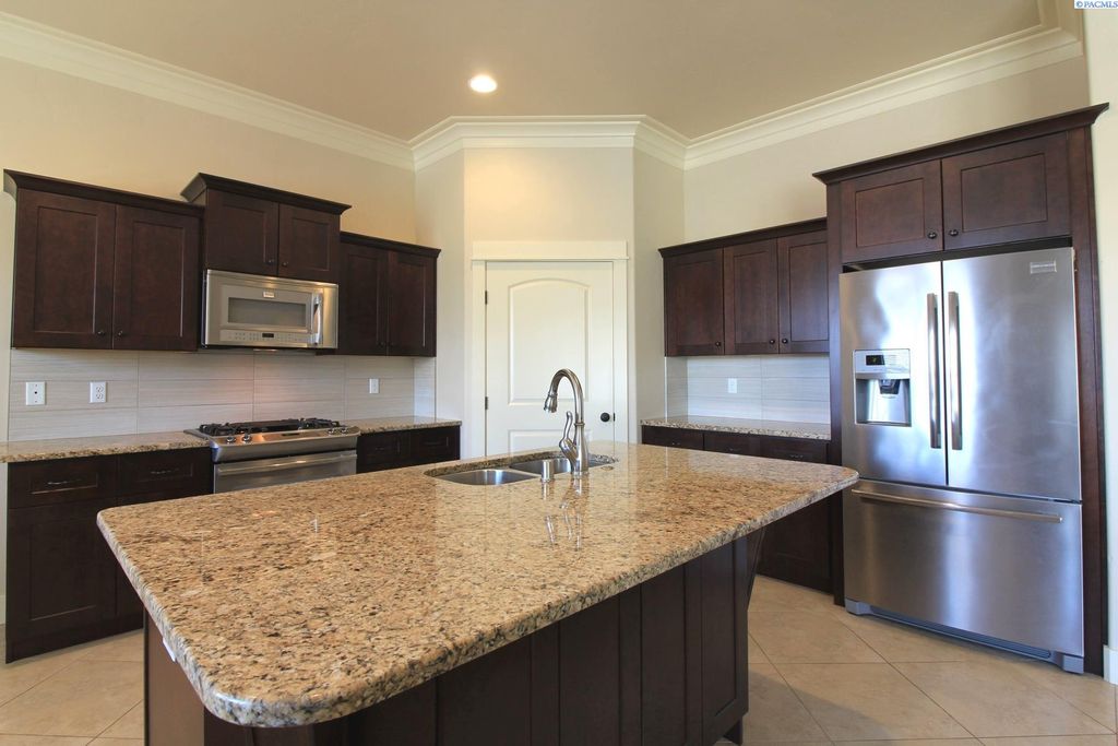 Photo of 652 Punkie Lane, Richland, WA 99352 (MLS # 290106)