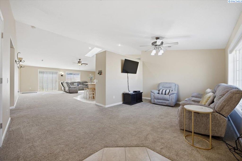 Photo of 4900 S Washington Pl, Kennewick, WA 99337 (MLS # 292600)