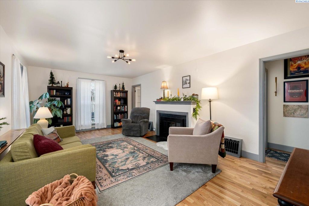 Photo of 503 West 1st Avenue, Kennewick, WA 99336 (MLS # 290122)